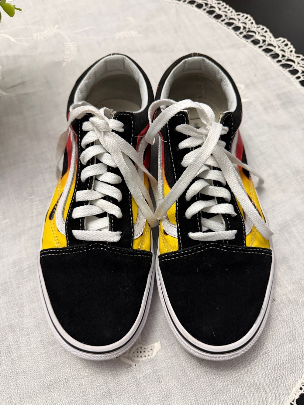 VANS OLD SKOOL FLAME SNEAKERS LOW TOP M: 6.0. W: 7.5
